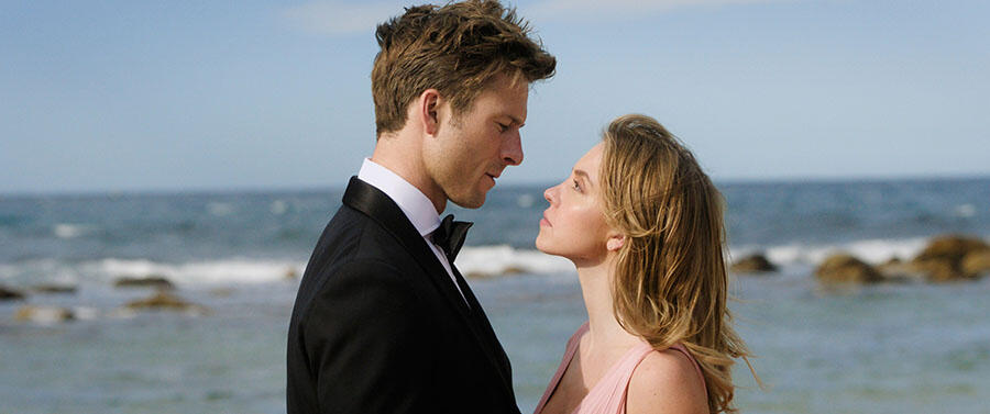 'Anyone But You' Opens December 22: Watch Exclusive "Faking It" Featurette