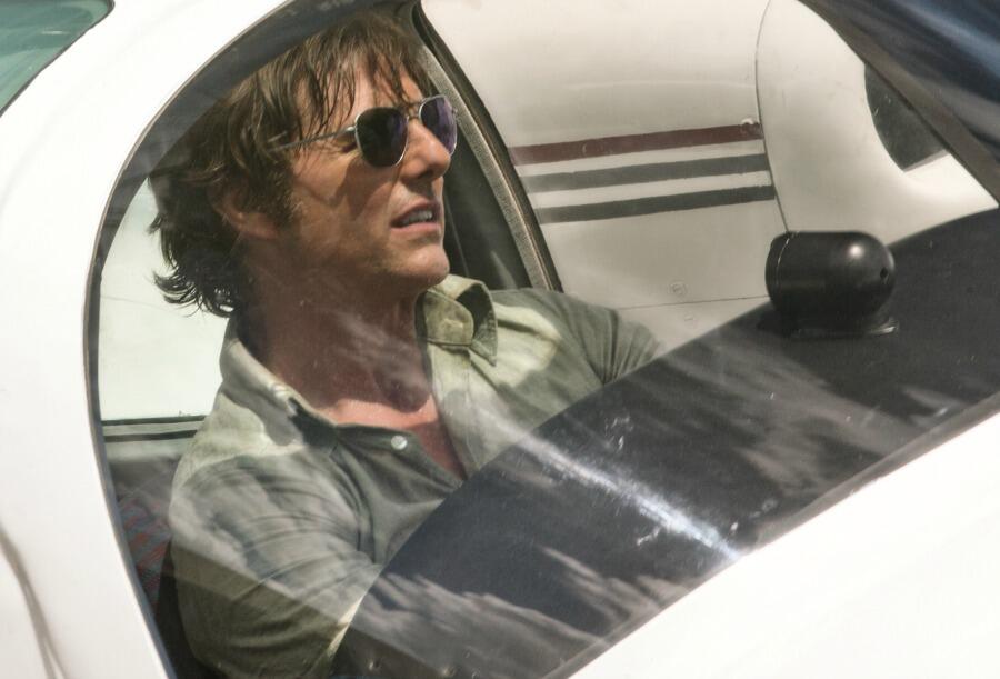 Interview: Director Doug Liman Says Tom Cruise Did All His Own Flying in 'American Made' 