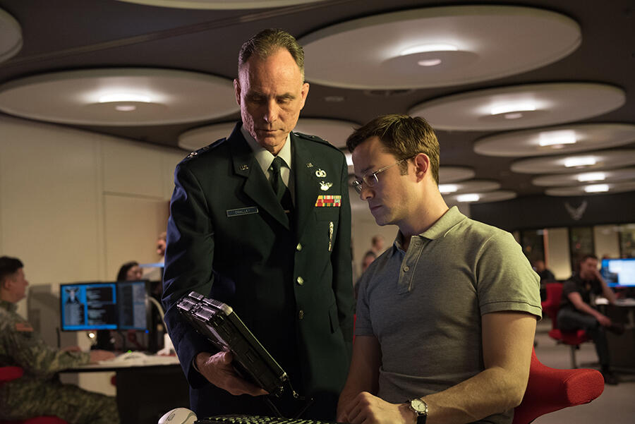 Exclusive Clip: Joseph Gordon-Levitt Learns a Lesson in 'Snowden' 