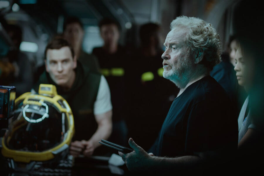 News Briefs: First Look at Michael Fassbender in 'Alien: Covenant'