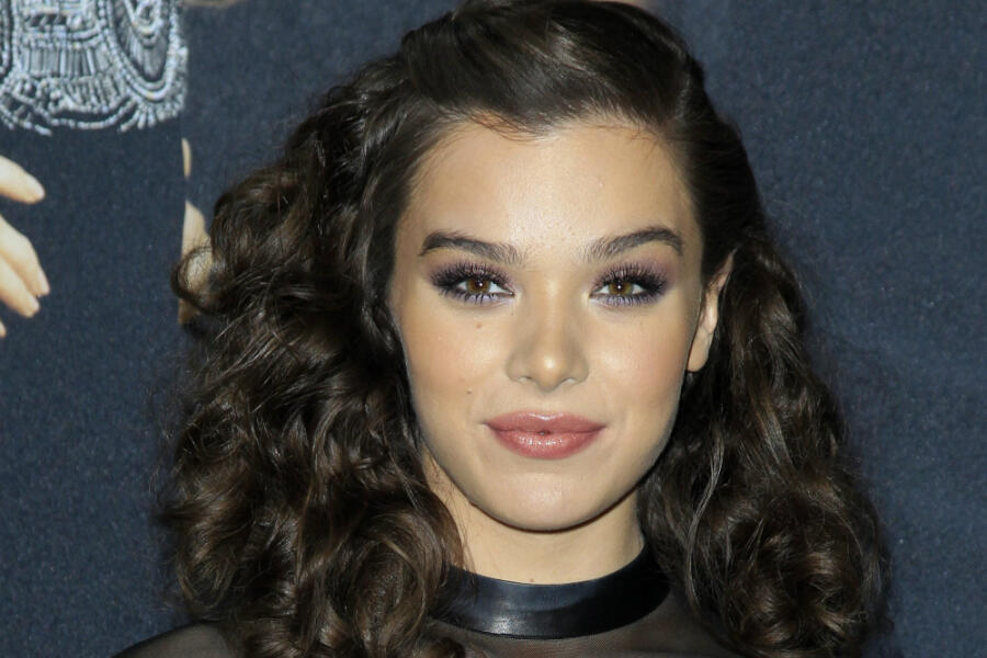Movie News: First Look at Hailee Steinfeld in 'Bumblebee'