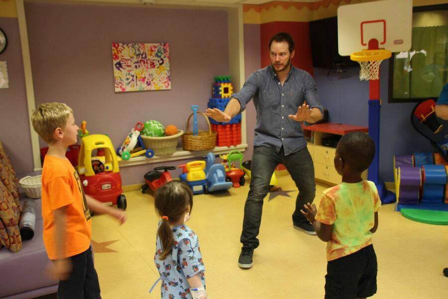 See Chris Pratt Re-create His 'Jurassic World' Raptor Pose at a Children's Hospital