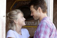 Trailer: Josh Duhamel, Julianne Hough Romance in Nicholas Sparks' 'Safe Haven,' Plus Q&A Highlights