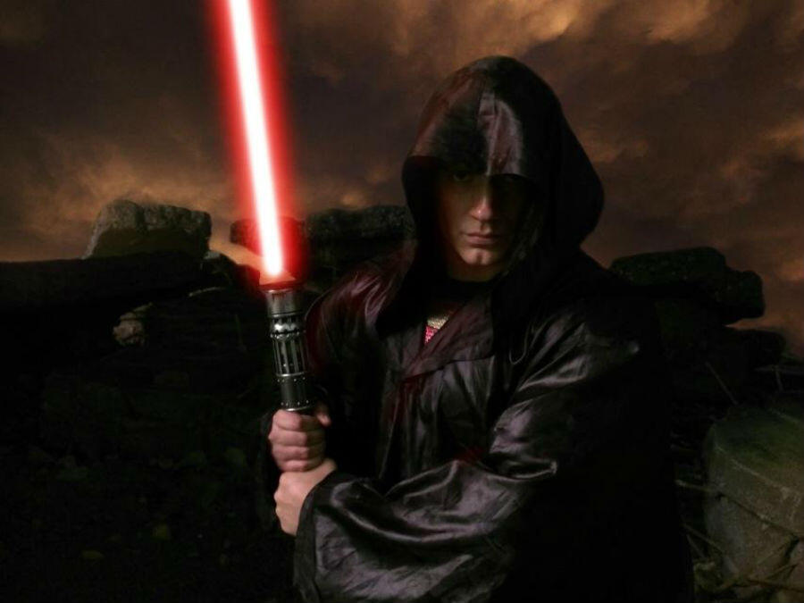News Bites: Zack Snyder Shares Photo of Henry Cavill as 'Super-Jedi'