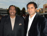 Actors Leslie David Baker and Cliff Curtis at the L.A. premiere of "Fracture."