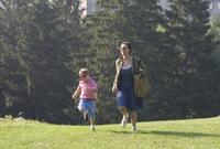 Nicholas Art and Scarlett Johansson in "The Nanny Diaries."