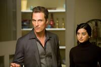 Matthew Mcconaughey as Connor Mead and Noureen Dewulf as Melanie in "The Ghosts of Girlfriends Past."