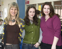 Director Catherine Hardwicke, Kristen Stewart and writer Stephenie Meyer on the set of "Twilight."