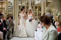 Anne Hathaway as Emma and Kate Hudson as Liv in "Bride Wars."