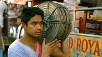 Coco Martin as Alan in "Serbis."