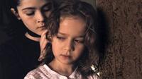 Isabelle Fuhrman as Esther and Aryana Engineer as Max in "Orphan."