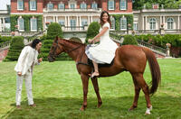 Russell Brand as Arthur and Jennifer Garner as Susan in "Arthur."