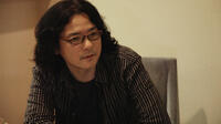 Director Shunji Iwai on the set of "Vampire."