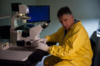 Elliott Gould as Dr. Ian Sussman in "Contagion."