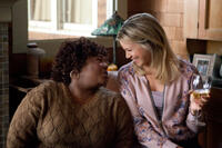 Cocoa Brown as Lytia and Amy Smart as Hillary in "The Single Moms Club."