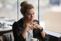 Margot Robbie as Jess in "Focus."