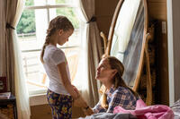 Jennifer Garner as Christy and Kylie Rogers as Anna in "Miracles from Heaven."