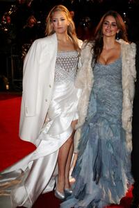 Kate Hudson and Penelope Cruz at the world premiere of "Nine."