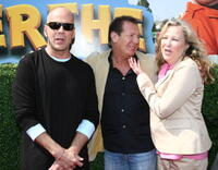 Bruce Willis, Garry Shandling and Catherine O'Hara at the Los Angeles premiere of "Over the Hedge"