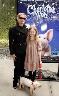 Actresses Julia Roberts and Dakota Fanning with Wilbur at the L.A. premiere of "Charlotte's Web."