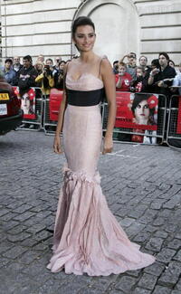 Penelop Cruz at the "Volver" premiere in  London.