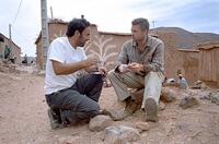 Alejandro González Iñárritu and Brad Pitt on the set of "Babel."
