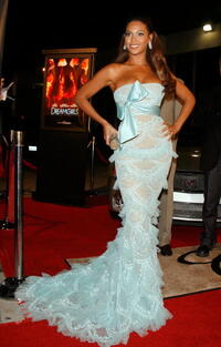 Beyonce Knowles arrives on the red carpet at the Beverly Hils premiere of "Dreamgirls."