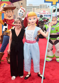 
	Annie Potts
