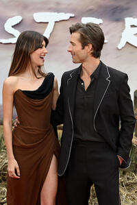 
	Daisy Edgar-Jones and Glen Powell
