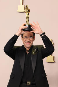 
	Robert Downey Jr.
