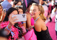 
	Margot Robbie and fans
