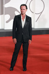 
	Walton Goggins
