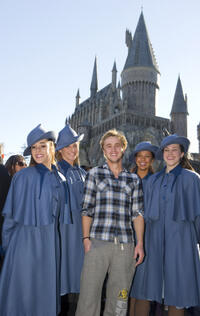 Tom Felton visits The Wizarding World of Harry Potter.