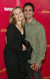 Nestor Carbonell and wife Shannon Kenny at the "Women Rock" Lifetime Television's 5th annual concert for the fight against breast cancer.