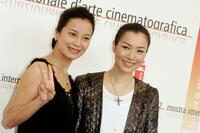Su Yan and Sammi Cheng at the photocall of "Everlasting Regret" during the 62nd Venice Film Festival.