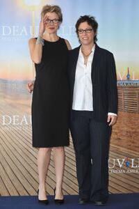Annette Bening and Lisa Cholodenko at the photocall of "The Kids Are Allright" during the 36th Deauville American Film Festival.