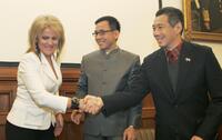 Julie Christie, Daniel Yun, Lee Hsien Loong at the signing of a film collaboration agreement between Mediacorp Raintree and Eyeworks Touchdown.