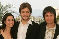 Mia Maestro, Rodrigo de la Serna and Gael Garcia Bernal at the photocall of "Diarios de Motocicleta" during the 57th Annual Cannes Film Festival.