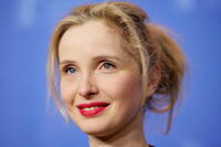 Julie Delpy at the photocall in Germany for "2 Days in Paris."