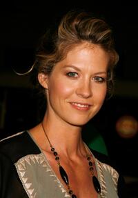 Jenna Elfman at the premiere of "Shooter."