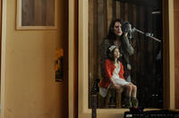 Onata Aprile as Maisie and Julianne Moore as Susanna in "What Maisie Knew."