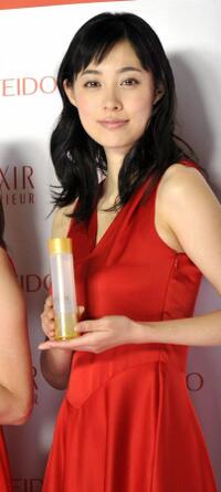 Kazue Fukiishi at the display of the skin care and anti-aging product brand "Elixir Superieur."
