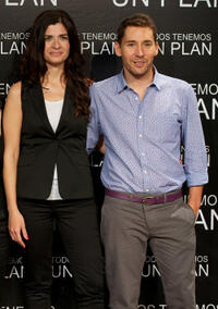 Soledad Villamil and Javier Godino at the Madrid photocall of "Todos Tenemos Un Plan."