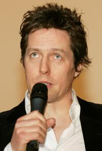 Hugh Grant at the premiere of "Music and Lyrics".