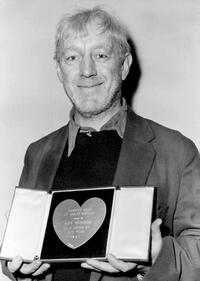 Alec Guinness being awarded by the Great-Britain Variety club as best actor.