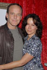 Jennifer Grey and her husband Clark Gregg at the celebration for "A Practical Handbook for the Boyfriend" written by Felicity Huffman and Patricia Wolff at Iconology.