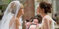 Kate Hudson as Liv and Anne Hathaway as Emma in "Bride Wars."