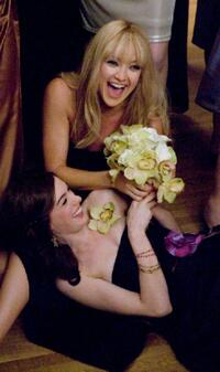 Kate Hudson as Liv and Anne Hathaway as Emma in "Bride Wars."