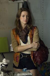 Amber Heard as Jenn in "The Joneses."