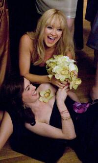 Kate Hudson as Liv and Anne Hathaway as Emma in "Bride Wars."